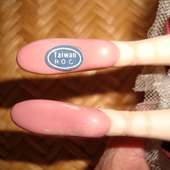 Vintage Porcelain Ballerina Ornament Figurine with Tulle Skirt - Picture 6 of 7